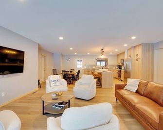 Snowmobile and Enjoy Eagle River! Southside Lodge - Eagle River - Living room