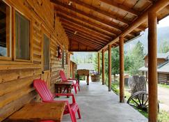Creekside Lodge at Yellowstone - Wapiti - Innenhof