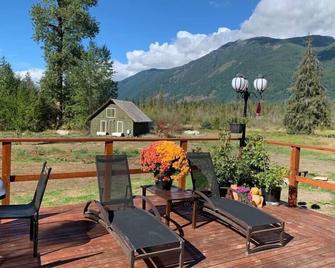 The Country Barn - Port Alberni - Patio