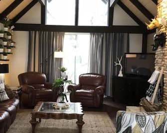 Peaceful, Private And Beautiful Water View Retreat On Lake Travis - Lakeway - Huiskamer