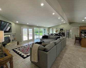 Beautiful Snake River Property - Rupert - Living room