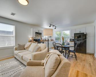 Modern Milledgeville Getaway: Walk to Downtown! - Milledgeville - Вітальня