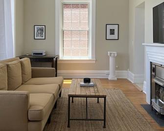 Four Eleven Suites a Vintage Renovation in Downtown Vinton - Vinton - Sala de estar