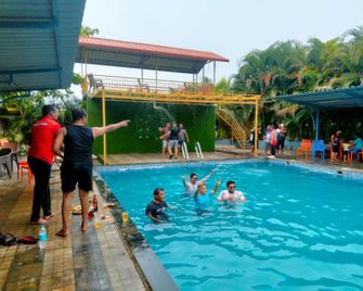 Sundar Farms - Karjat - Pool
