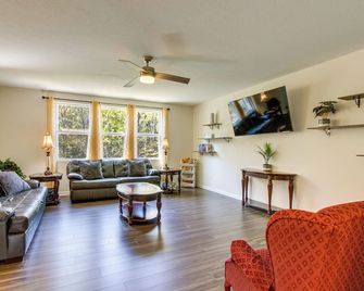 Private Backyard! Spacious Home 25 Mi to Columbus - New Albany - Living room