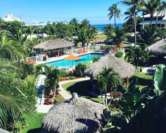 Oceans Beach Resort & Suites - Pompano Beach - Pool