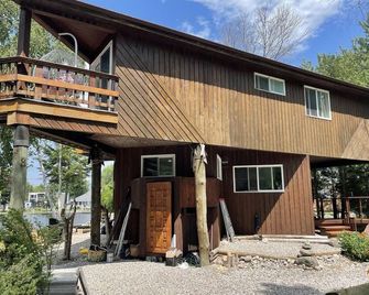 Waterfront Cottage with Private Beach in the Heart of Lagoon City - Brechin - Building