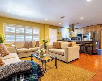 Wine Waves & Comfort 2br Bay Area Beauty - Hayward - Living room
