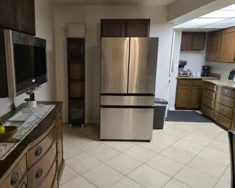Unique 10 Bedroon / 4.5 Bath Near Btr - Baker - Cocina