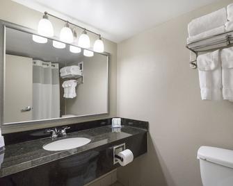 Spark by Hilton Cleveland Beachwood - Beachwood - Bathroom