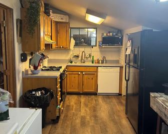 Charming 3-bedroom farmhouse in delightful Dove Creek with Swamp cooler, WiFi - Dove Creek - Cocina