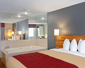 Quality Inn Frontier at U.S. Hwy 30 - Clinton - Schlafzimmer