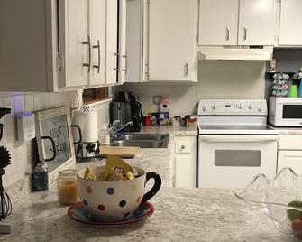Country Chic - Great for Relaxing and Entertaining - Albany - Kitchen