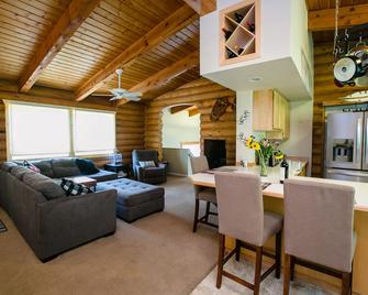 Walk to Ned, perfect for families, theater room, ping-pong, heated garage! - Nederland - Sala de estar