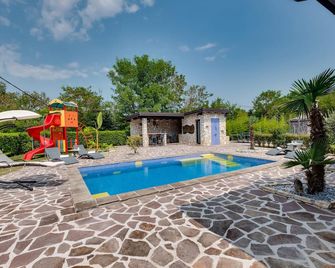 Awesome Home In Igrisce With Wifi - Veliko Trgovišće - Piscina