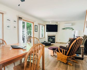 Bear Lake Dog-Friendly Home w Frontage, Dock - Bear Lake - Dining room