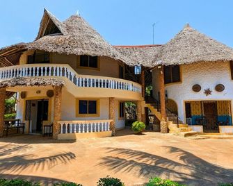 Modern Diani studio near Carrefour with pool; AC use via guest-paid tokens. - Diani Beach - Gebäude