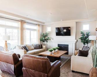 WoodVilla w/Hot Tub, Movie Theater, & Game Room - Johnstown - Living room