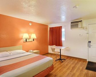 Travelodge by Wyndham Brattleboro VT - Brattleboro - Habitación