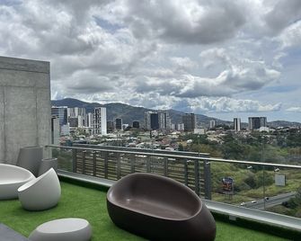 Cozy Apartment close to the nicest parts of San jose, 15 min to SJO airport - San José - Balcón