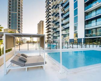 Vogue | Binghatti Corner Jvc Near Circle Mall - Madinat Zayed - Pool