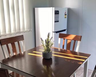 Cosy little cabin 5 minutes from the beach. - Bargara - Dining room