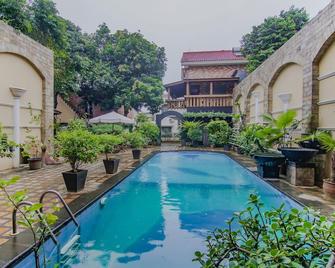 Hotel O Gayatri Residence - Jakarta - Pool