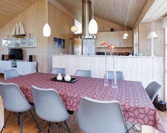 5 Star Holiday Home in Hirtshals - Hirtshals - Essbereich