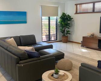 Kybra Retreat 4 Bedroom 3 Bathroom Luxury House With Pool Stra6726rdjn2c7f - Cable Beach - Living room