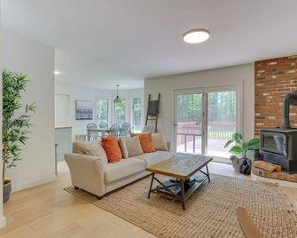 Charming Swan Lake Apartment with Deck! - Swan Lake - Living room