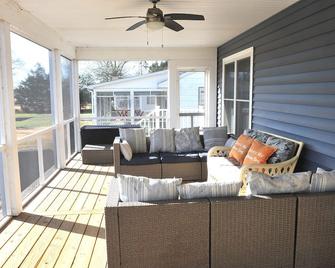 Waterfront w/upper sundeck and private pier located near Rock Hall, sleeps 18. - Rock Hall - Balkon