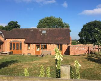 Coach House at Oaks Barn Farm, optional salt water hot tub near to Stratford. - Alcester - Building