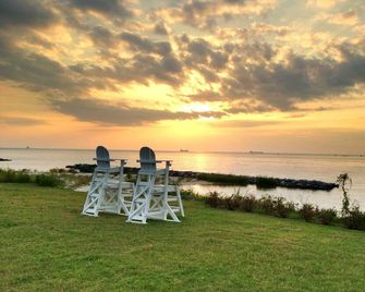 Historic Beach Front Home: Victorian Elegance. Large Rooms With Amazing Bay View - Cape Charles - Patio