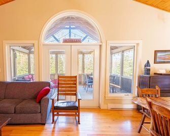 Georgetown Oasis near Golf Courses & Provincial Park - Georgetown - Living room