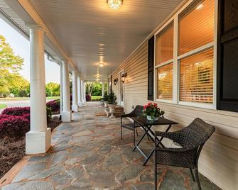 Joyce's Place at Addis Acres/spacious luxury/gorgeous water view/fire pit - Griffin - Patio