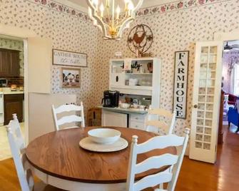 Homestead Estate- New Listing! - Ansted - Comedor