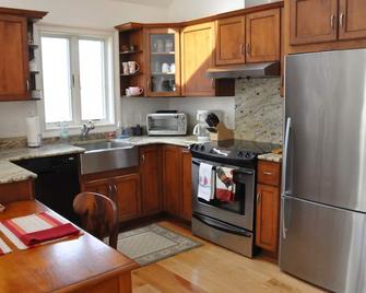 Birdsong - Relaxation, Activities & Culture In Quaint Shoreline Town - Madison - Kitchen