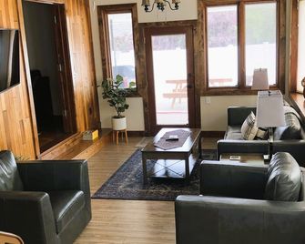 Gateway to Great Northern close to historical downtown Helena. - Helena - Living room