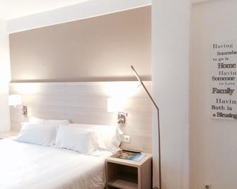 Hotel Carbonell - Llançà - Bedroom