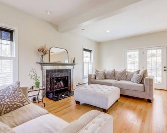 Mystic Retreat with Patio and Grill Walk to River! - Mystic - Living room