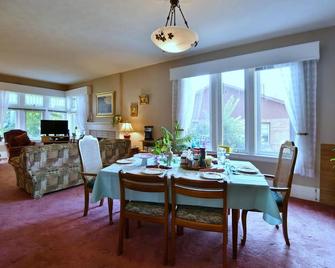 Mom's Spa B&B Retreat - Hanover - Dining room