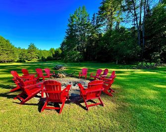 Log Haven Cabin, Gore Skiing, Pool/AC/Fireplace, Steps to Loon Lake - Chestertown - Innenhof