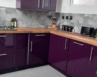 Modern Newly Renovated 3 Story House In - Ebbw Vale - Kitchen