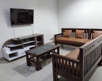 Awana Dream Whole Villa, 4bedroom 10pax , 5min to Alun Alun, Kraton, Malioboro bdc - 日惹 - 客廳