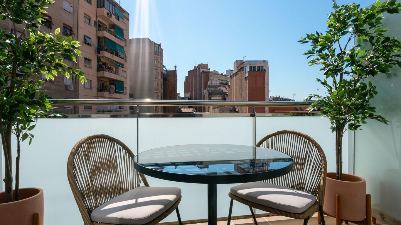 limehome Barcelona Carrer de BesalĂș 82