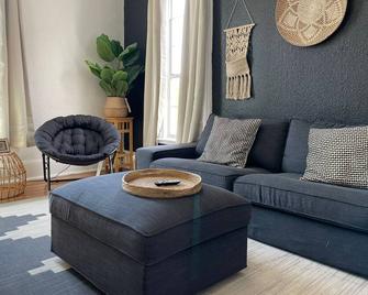 Boho Casita close to downtown and I10 - El Paso - Living room