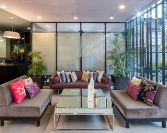 V Hotel - Manila - Front desk