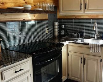 Cozy 1-bedroom cabin in charming Lamar MO with AC - Lamar - Cocina