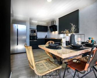 The Hamlet By Xuq Group - Villamalea - Salle à manger