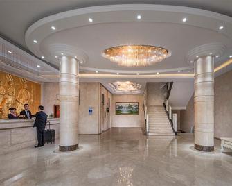 Vienna Classic Hotel Changde Wuling Avenue High-speed Railway Station - Changde - Front desk